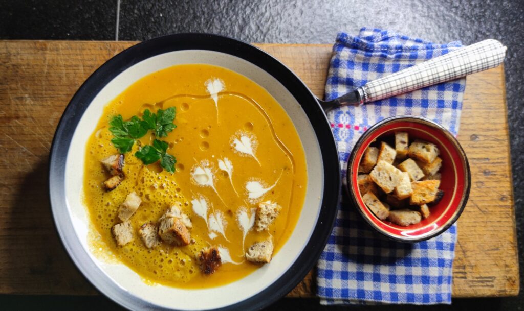 Wortel-kokossoep met gele curry